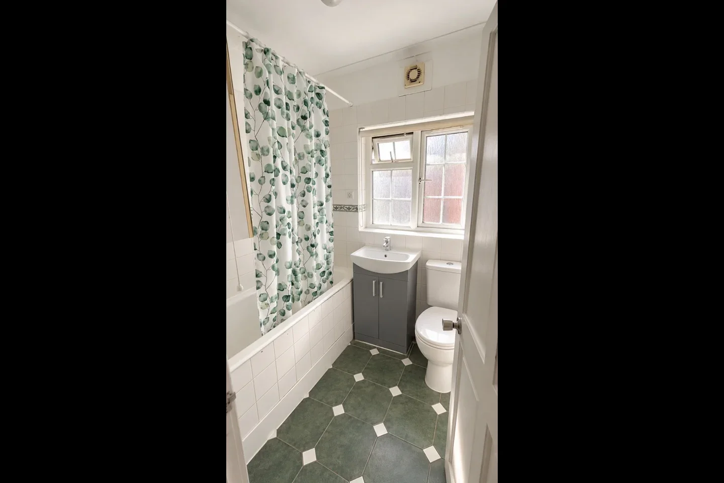 Flat Vicarage Farm Road in Greater London