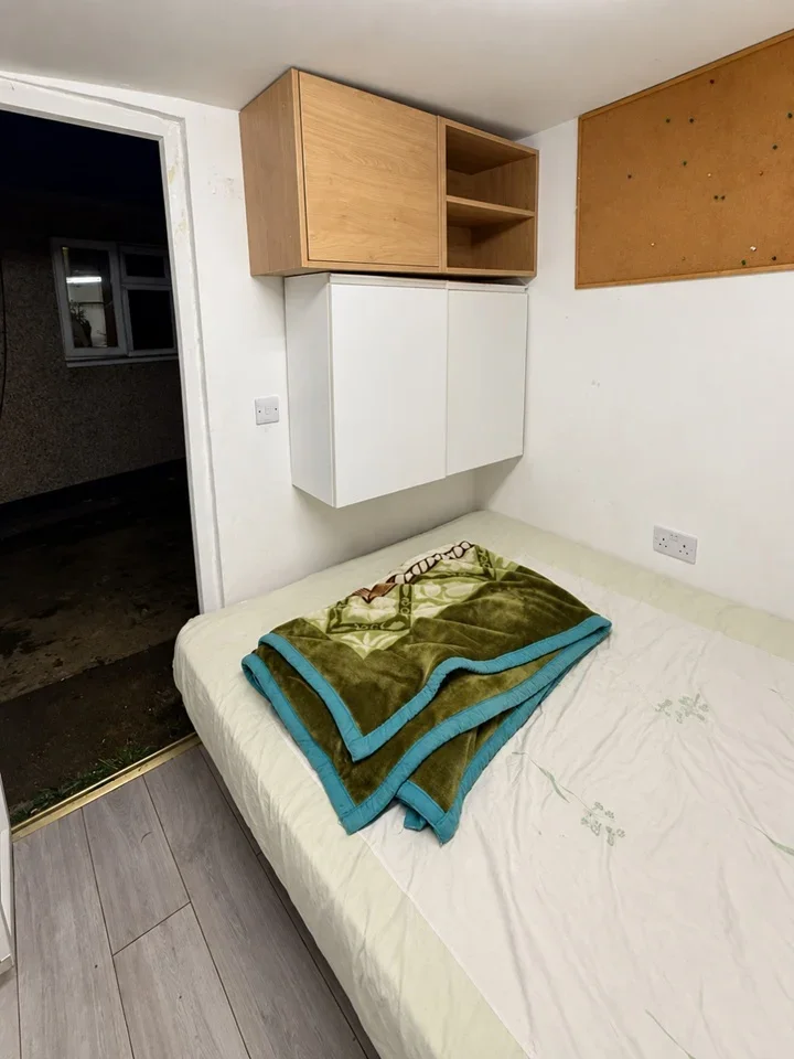 Flat Green Lane in Greater London