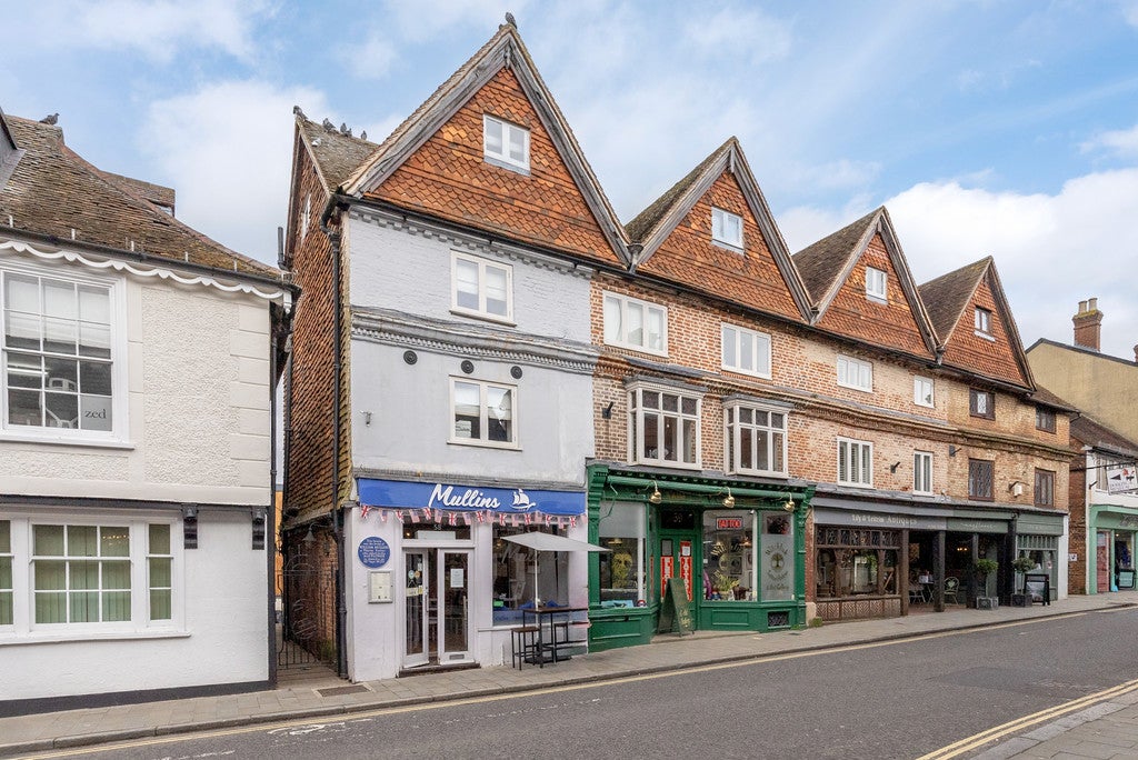 Flat Cape Place in Mole Valley