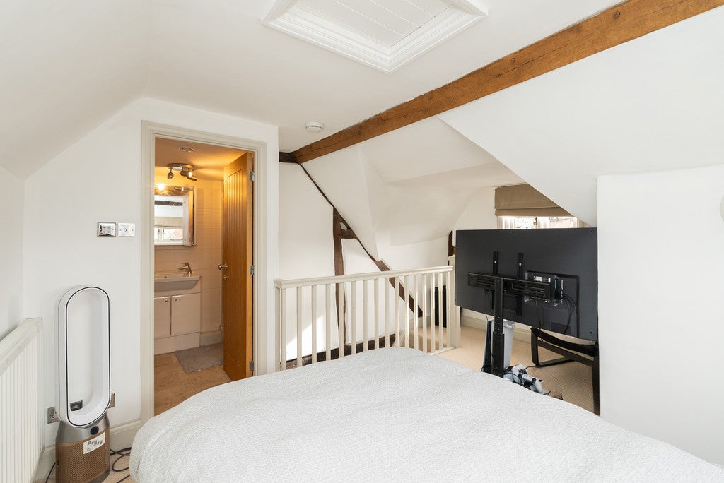 Flat Cape Place in Mole Valley