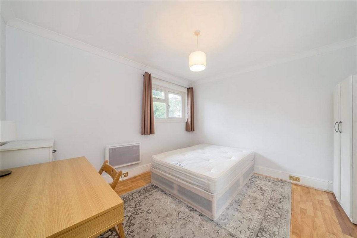 House Evelyn Walk in Greater London