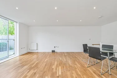 Flat Kings Avenue in Greater London