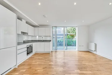 Flat Kings Avenue in Greater London