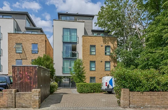 Flat Kings Avenue in Greater London