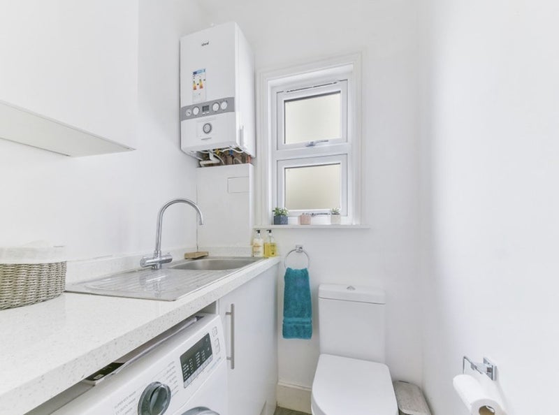 Room Woodville Road in Greater London