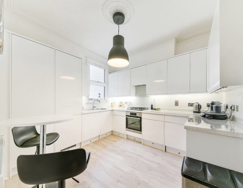 Room Woodville Road in Greater London