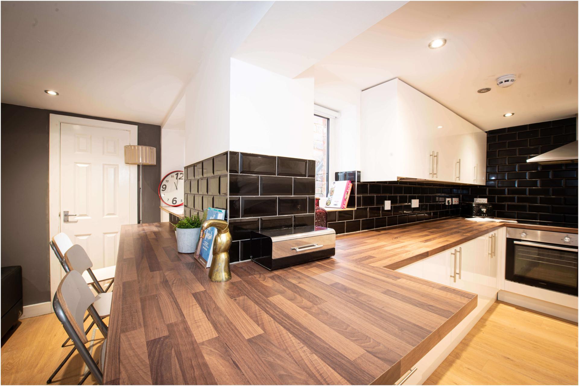 Flat Estcourt Terrace in Leeds