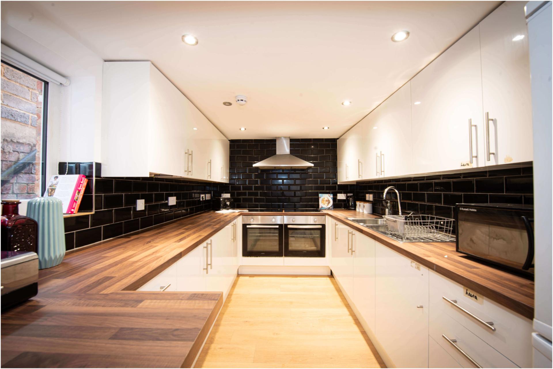 Flat Estcourt Terrace in Leeds