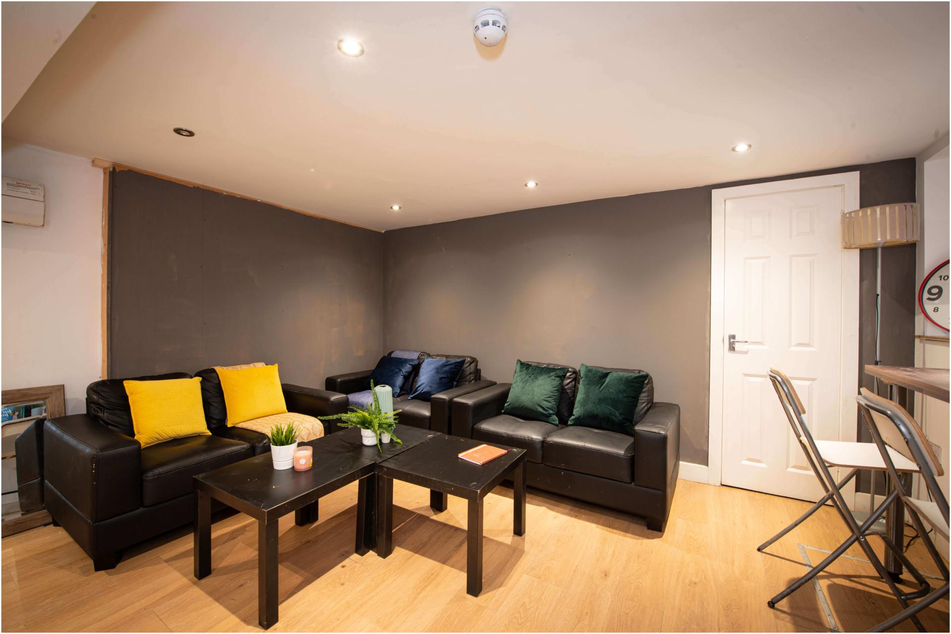Flat Estcourt Terrace in Leeds