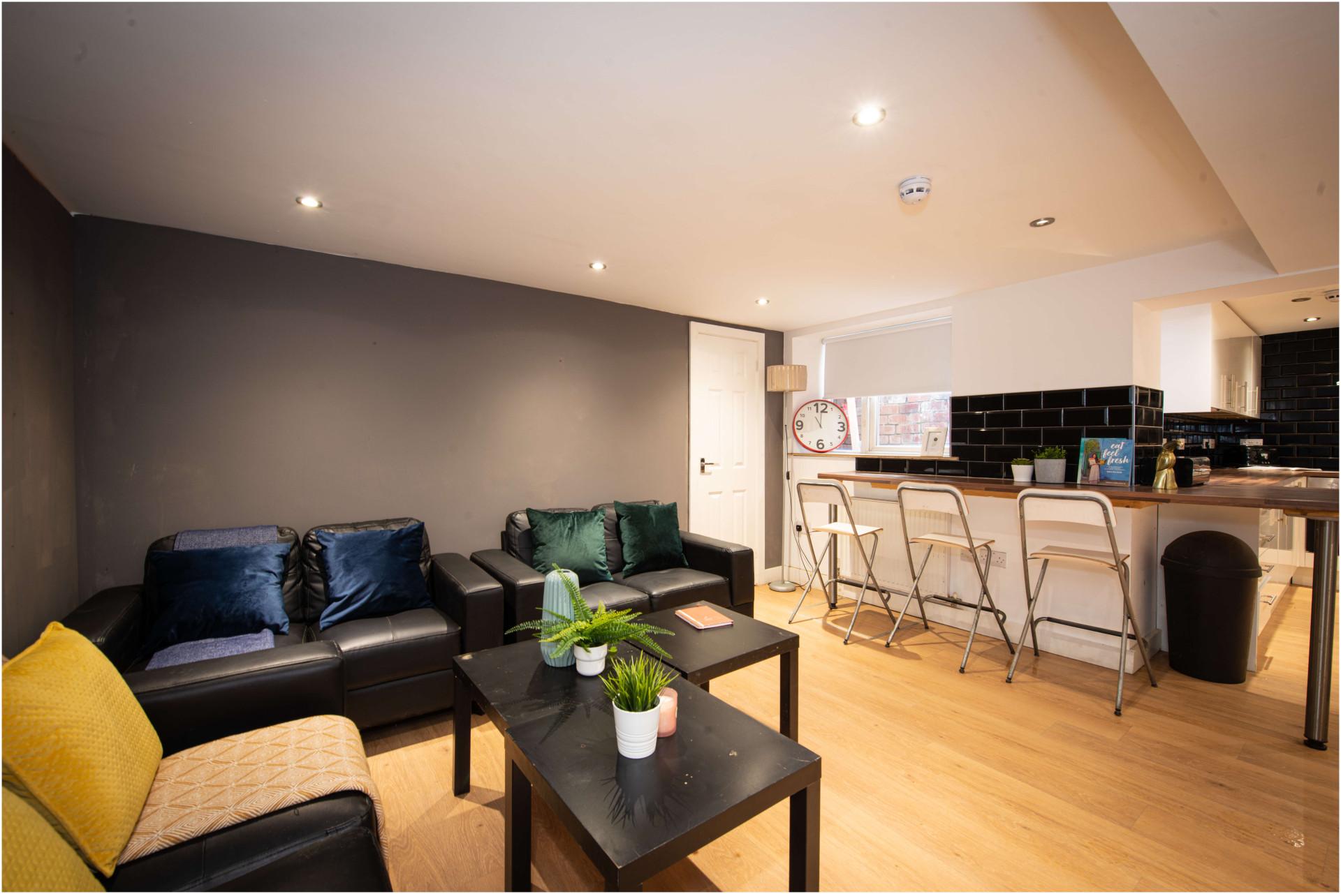 Flat Estcourt Terrace in Leeds