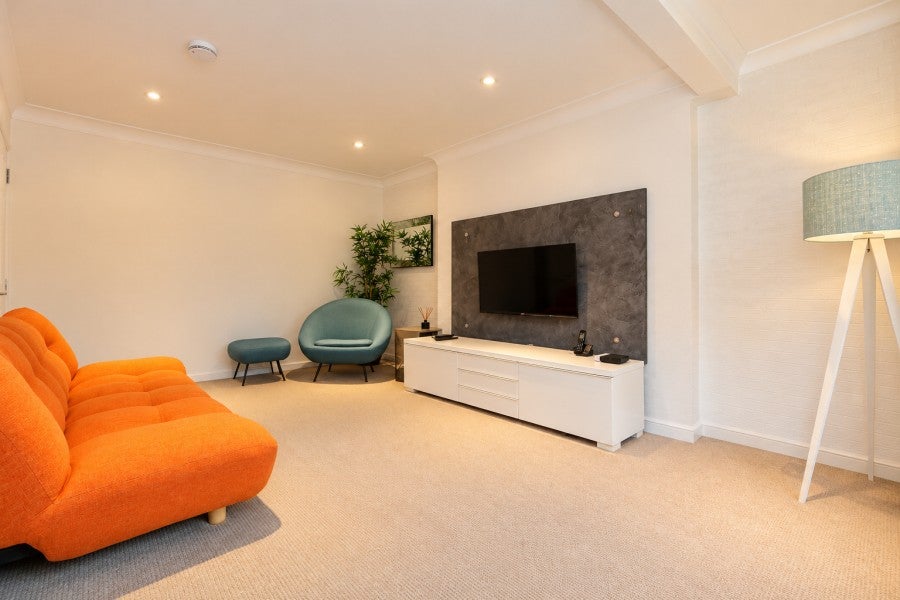 Flat Sugden Road in Elmbridge