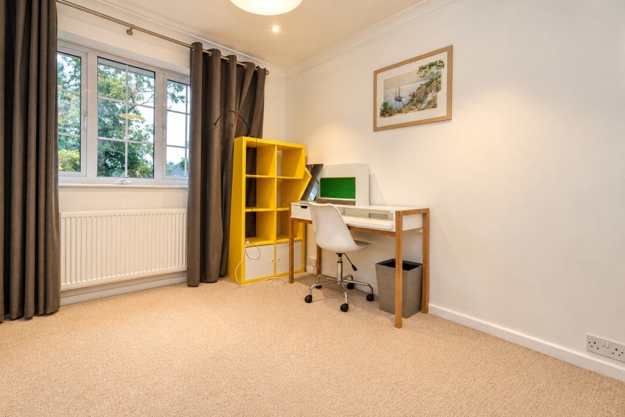 Flat Sugden Road in Elmbridge