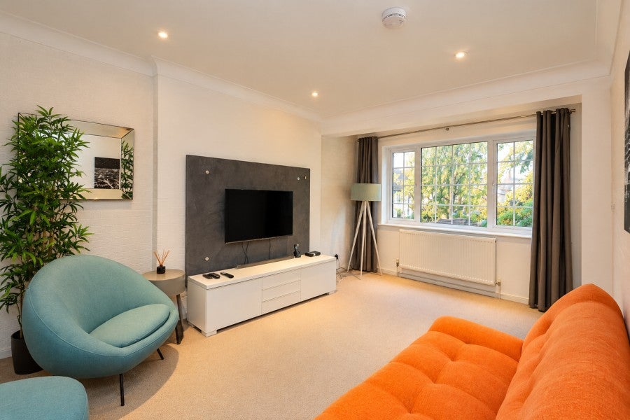 Flat Sugden Road in Elmbridge