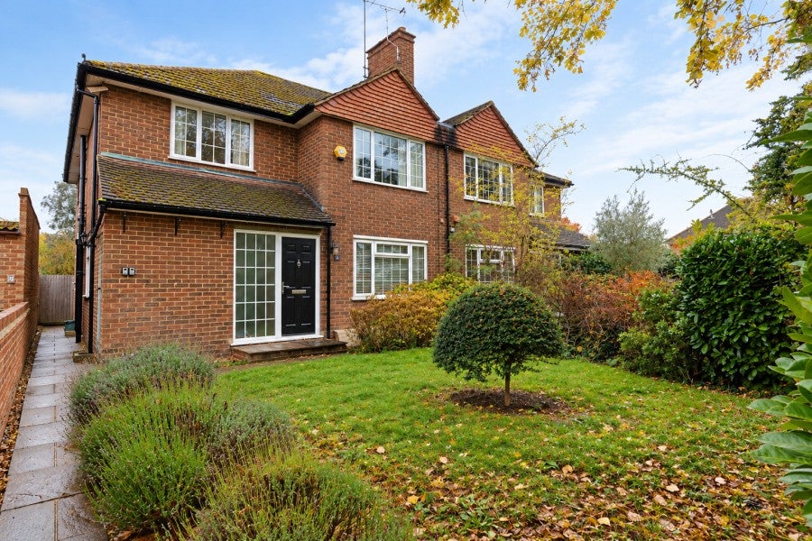 Flat Sugden Road in Elmbridge
