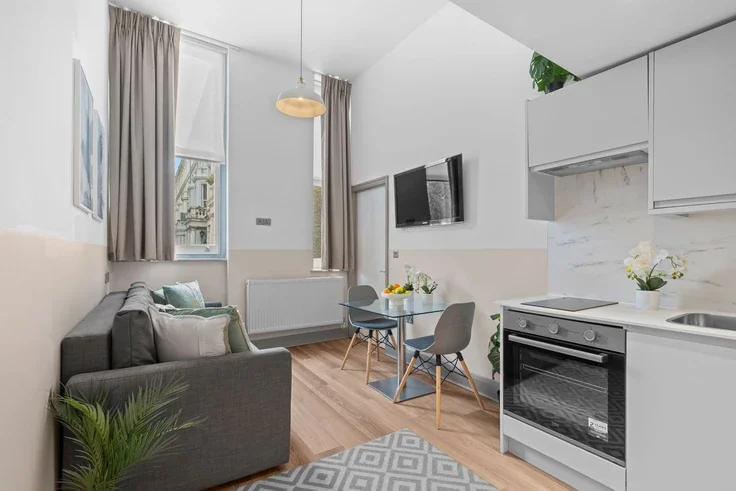 Flat Nevern Road in Greater London