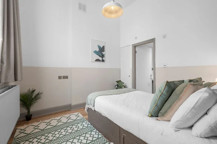 Flat Nevern Road in Greater London