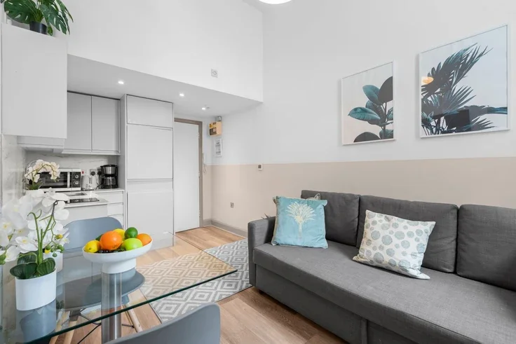 Flat Nevern Road in Greater London