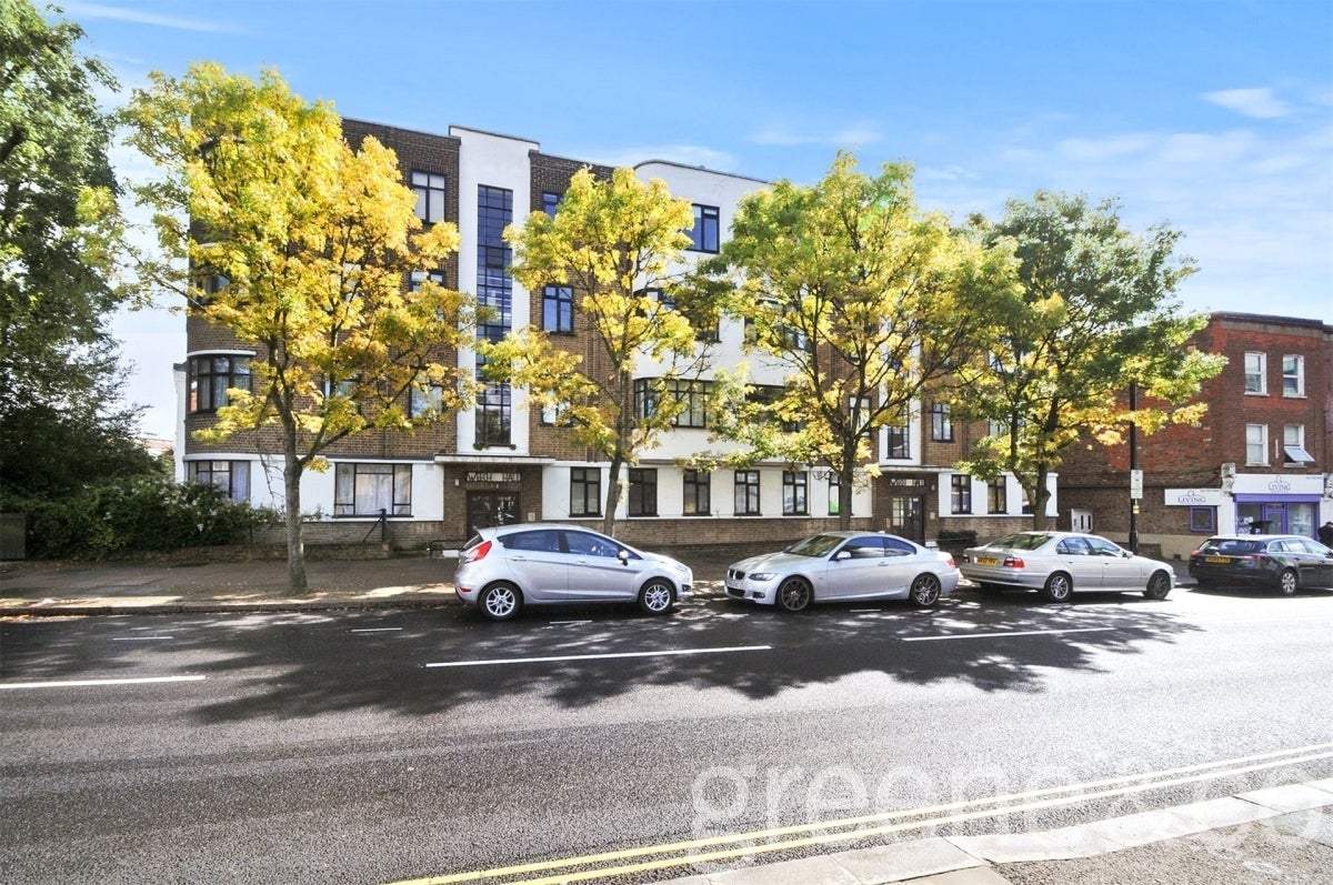 Flat Fortune Green Road in Greater London