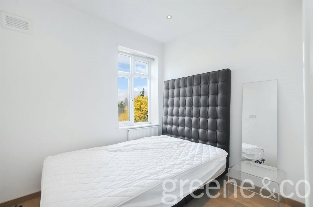 Flat Fortune Green Road in Greater London