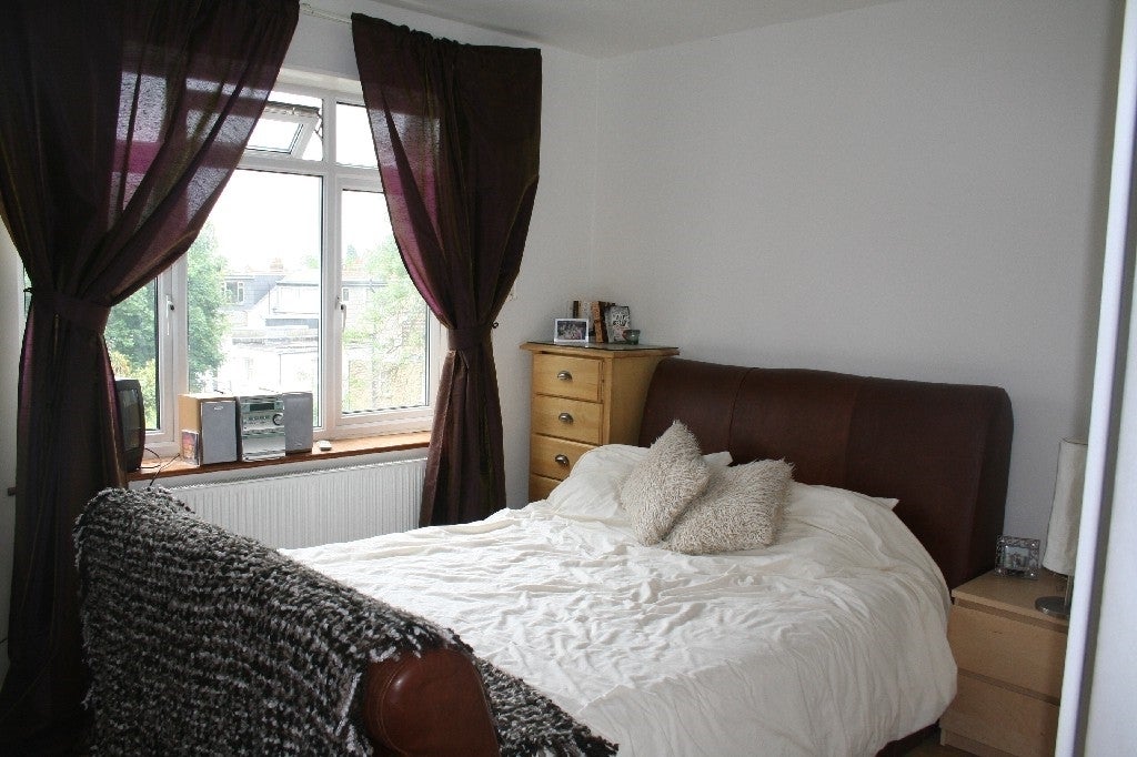 Flat Fortune Green Road in Greater London