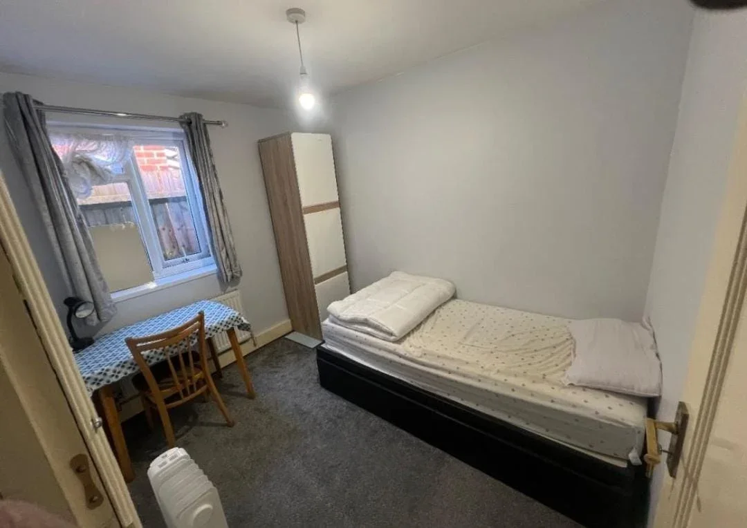 Room Eastcote Lane in Greater London
