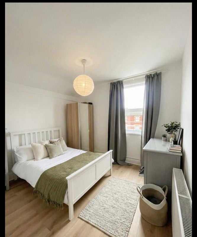 Room Cathedral Road in Cardiff