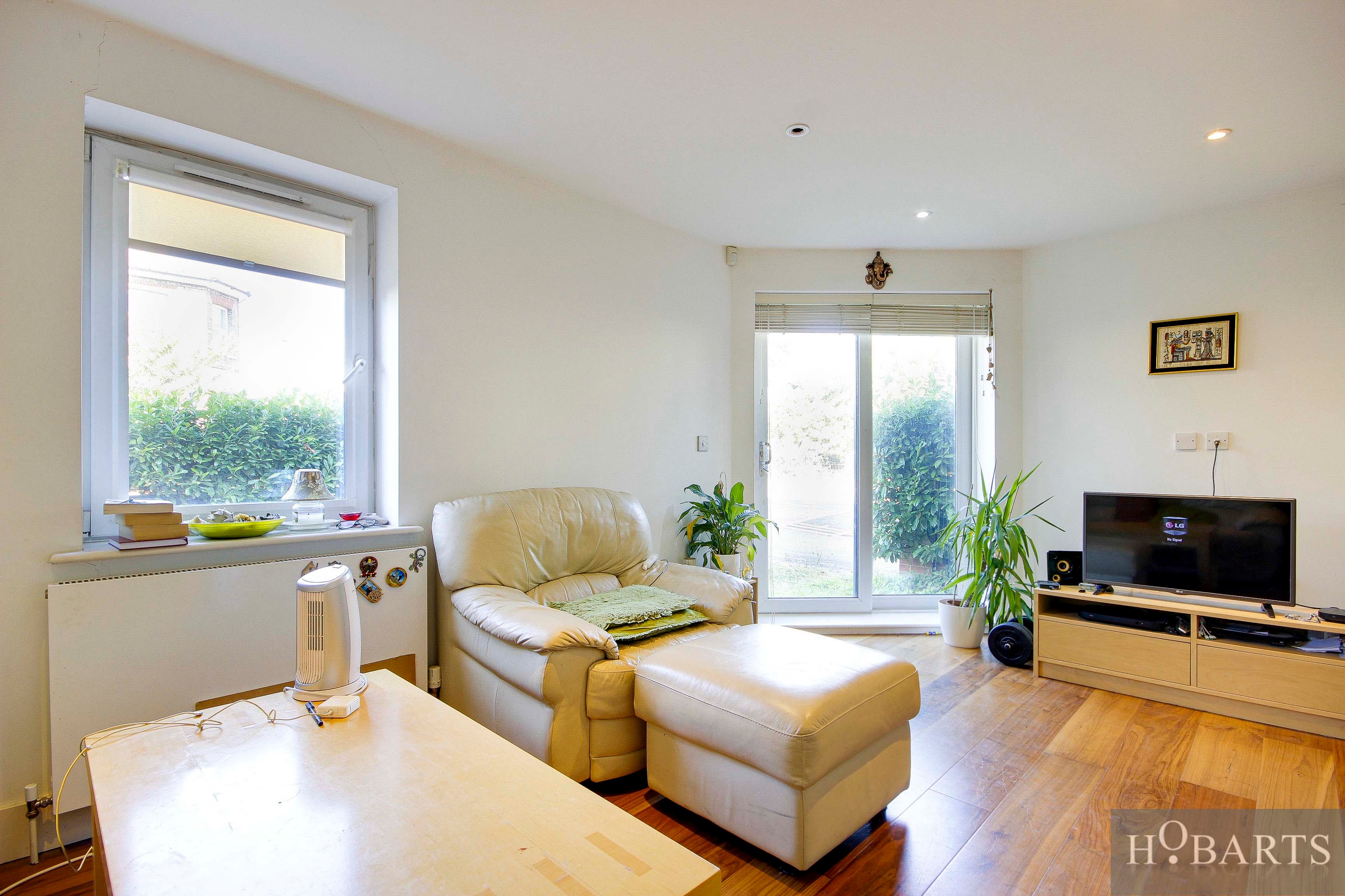 Flat Commerce Road in Greater London