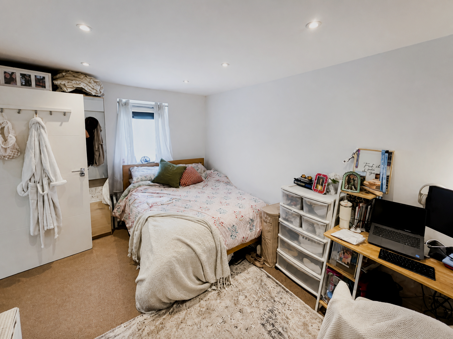 Flat Commerce Road in Greater London