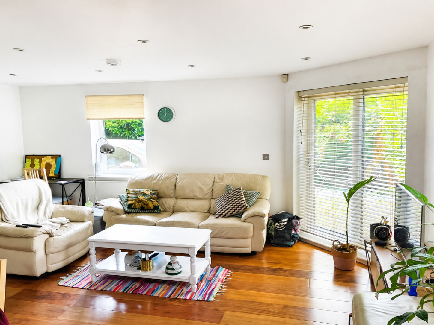 Flat Commerce Road in Greater London