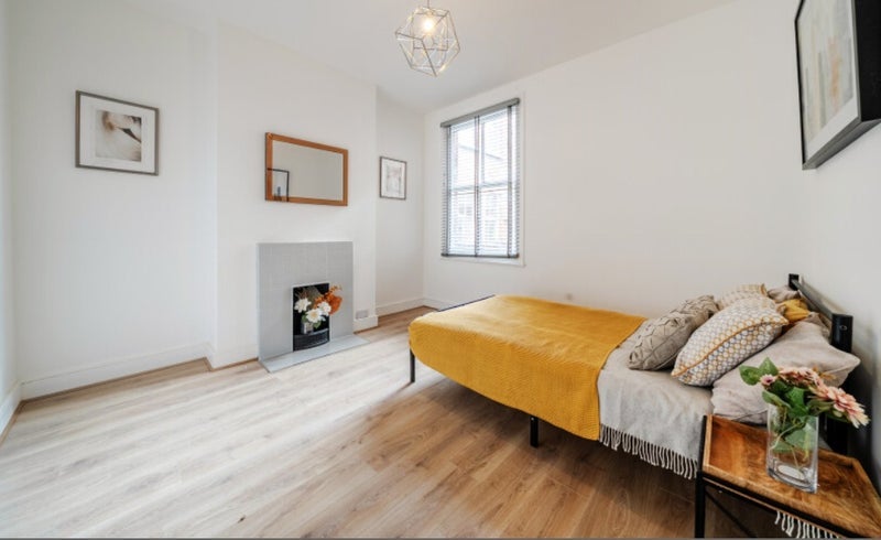 Room Sunnyhill Road in Greater London