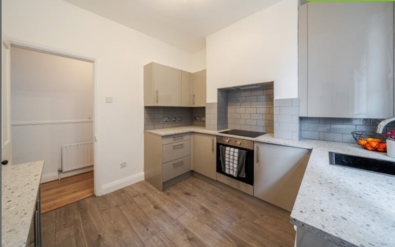 Room Sunnyhill Road in Greater London