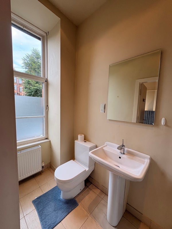 Room Queensborough Gardens in Glasgow