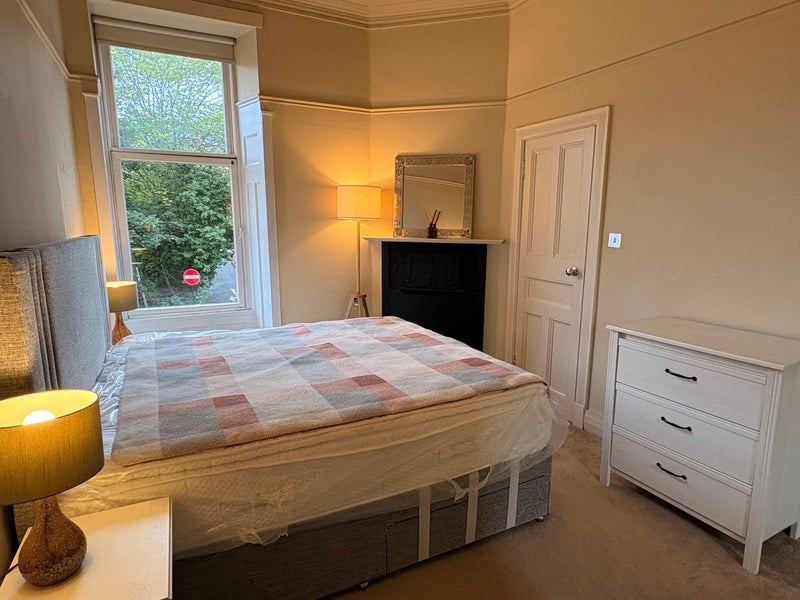 Room Queensborough Gardens in Glasgow
