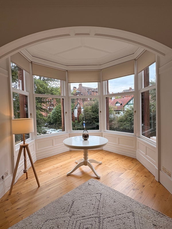 Room Queensborough Gardens in Glasgow