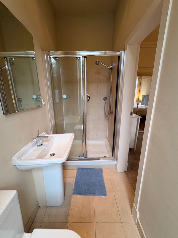 Room Queensborough Gardens in Glasgow