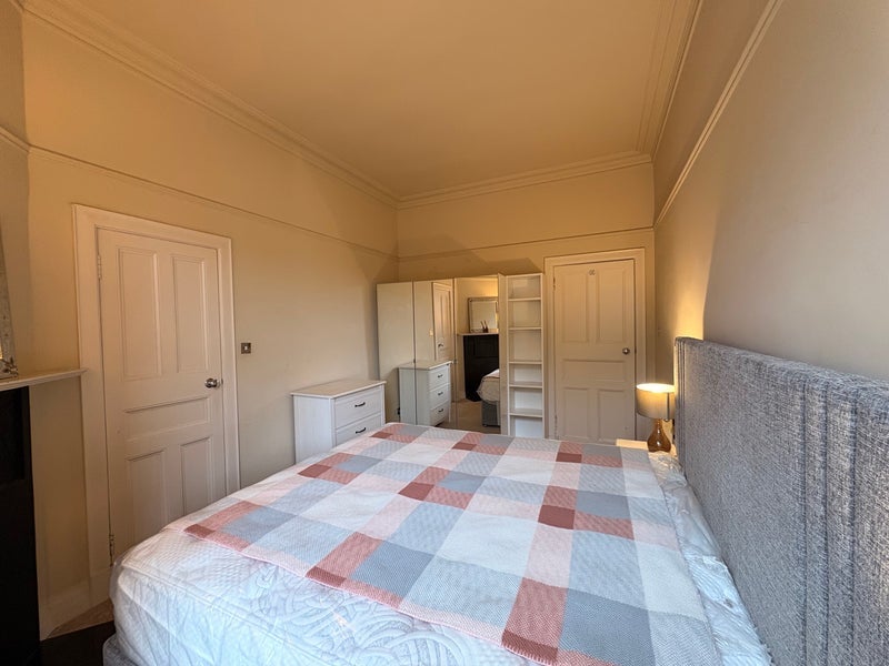 Room Queensborough Gardens in Glasgow