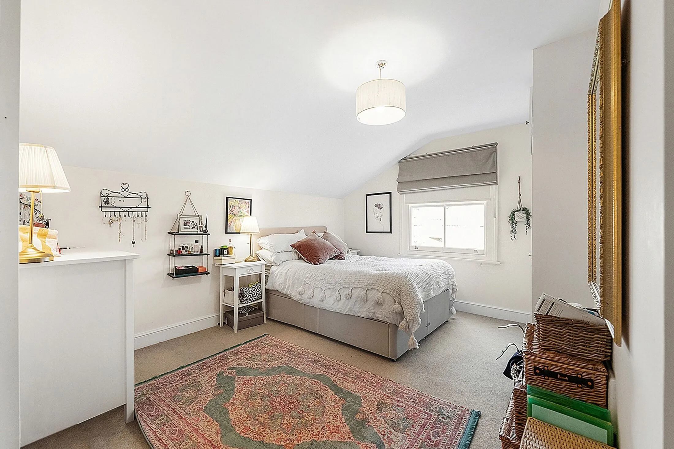 Flat Narbonne Avenue in Greater London