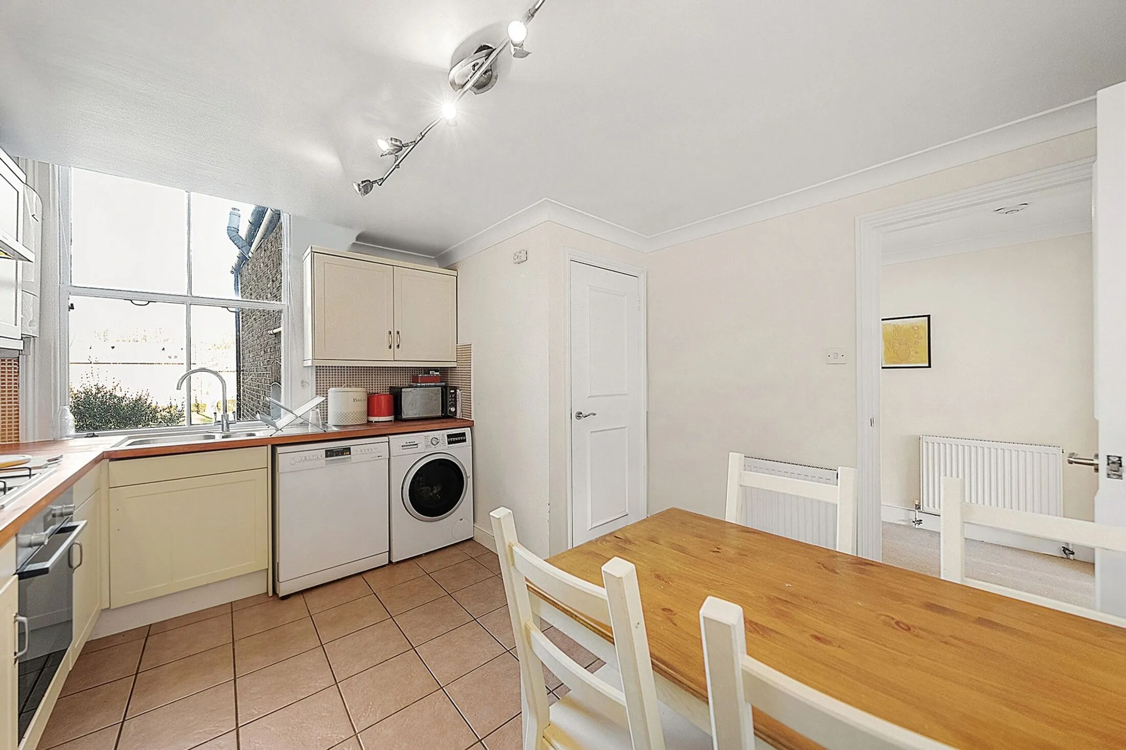 Flat Narbonne Avenue in Greater London