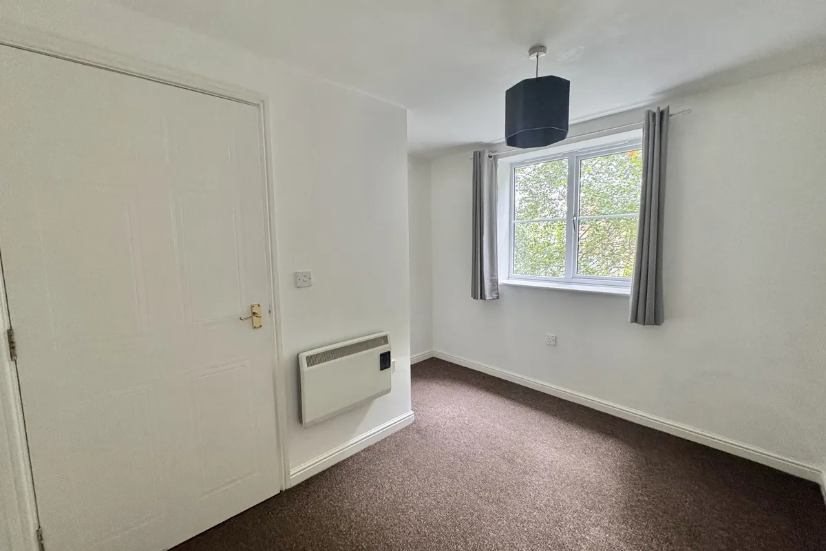 Flat Brackendale Road in Wakefield