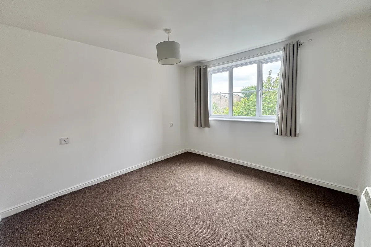 Flat Brackendale Road in Wakefield