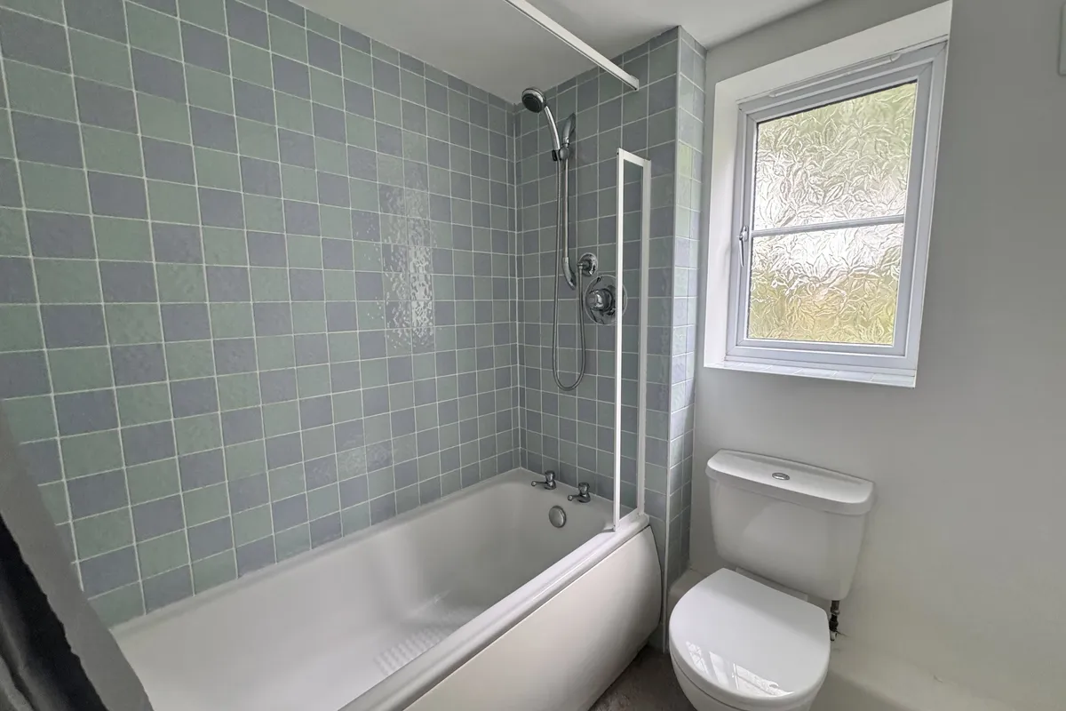 Flat Brackendale Road in Wakefield