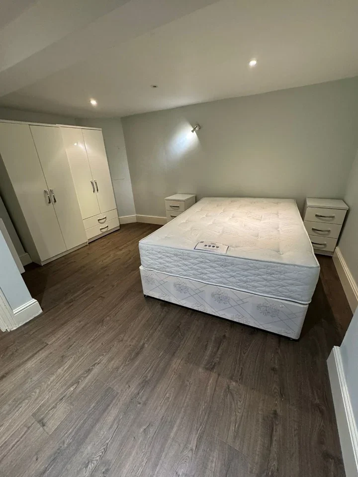 Flat Bedford Hill in Greater London