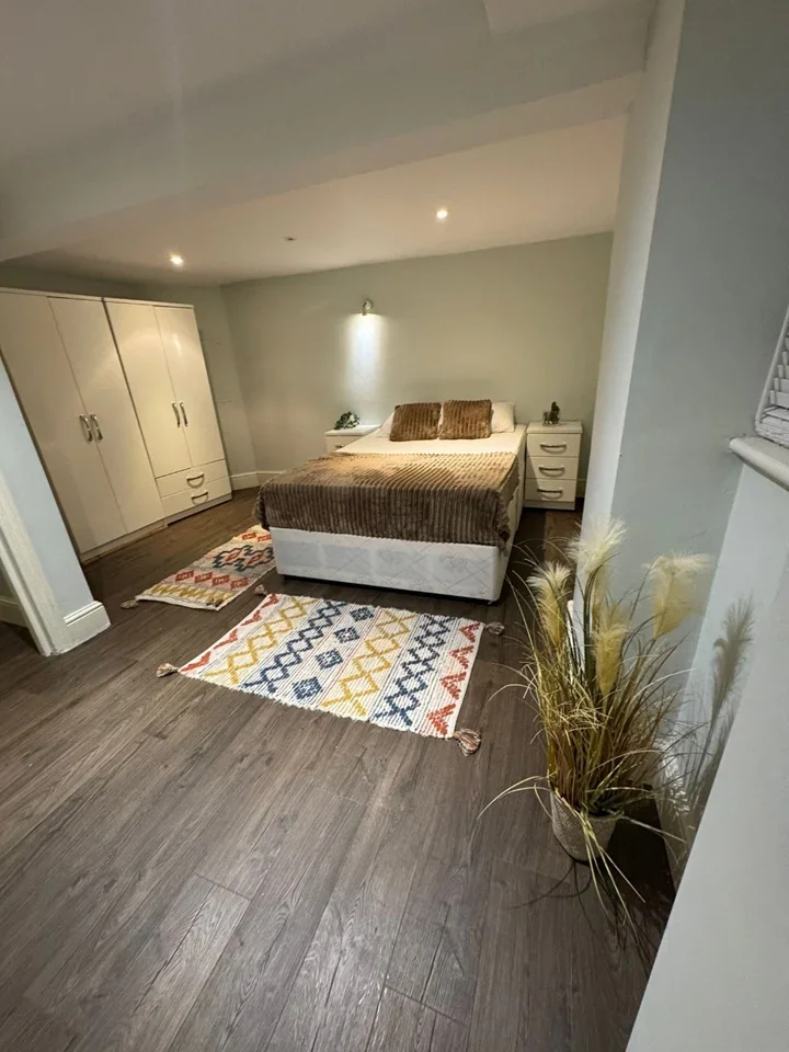Flat Bedford Hill in Greater London