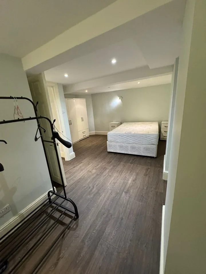 Flat Bedford Hill in Greater London