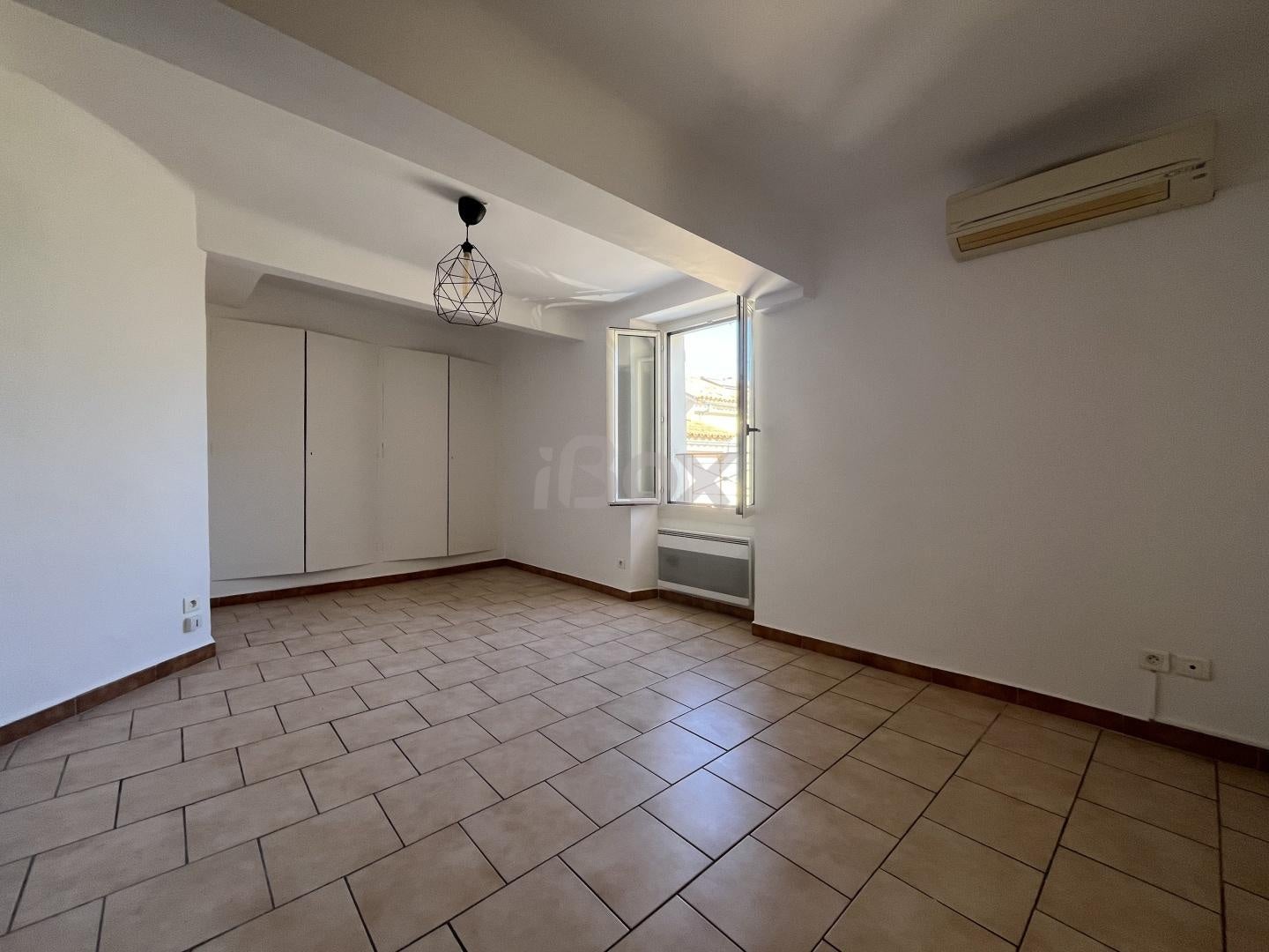Flat Chemin de la Croix du Château Jaune in La Crau
