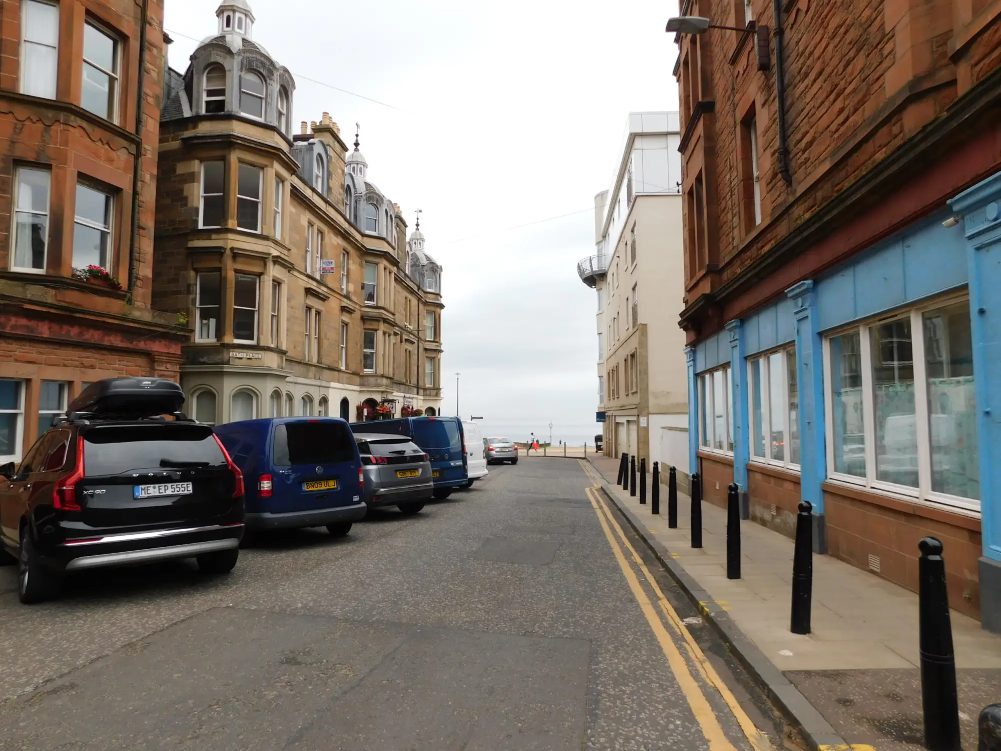 Flat Bath Street in City of Edinburgh