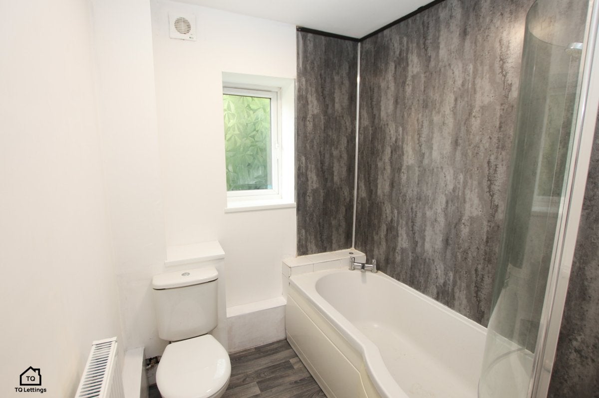 Flat St John's Road in Cheadle