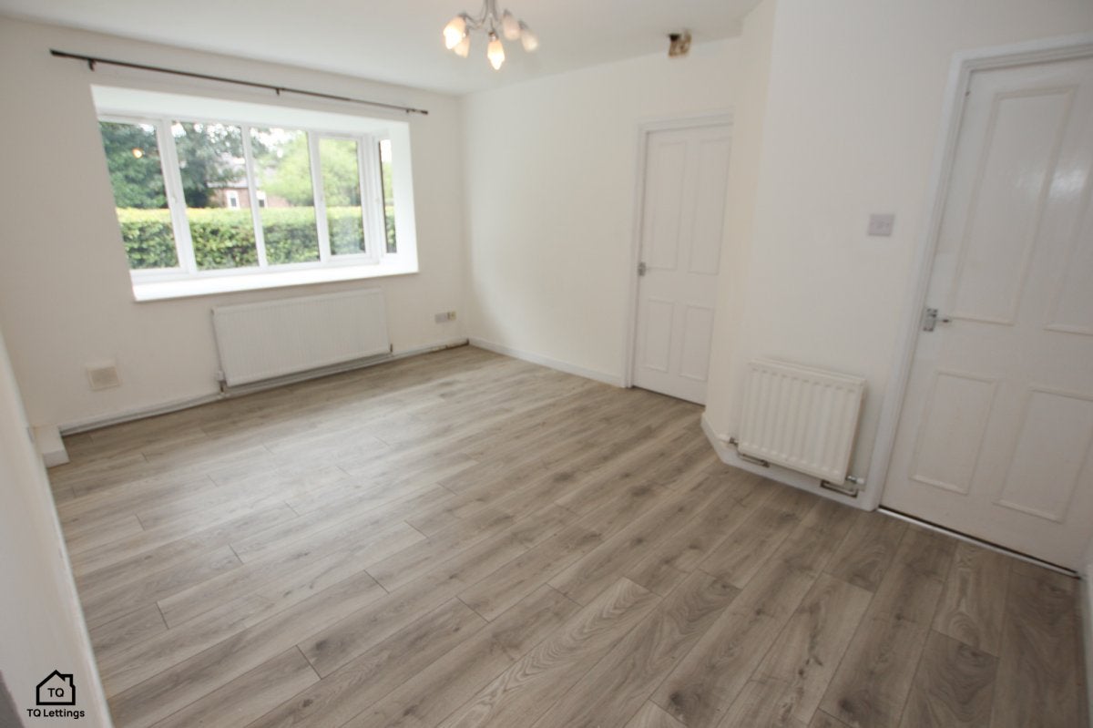 Flat St John's Road in Cheadle