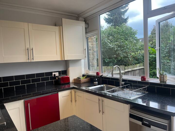 Room Gamlen Road in Greater London