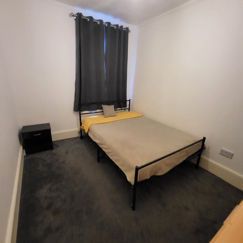 Room Braemar Road in Greater London